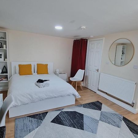 Lovely Studio-Flat With Free Parking, Free Wifi. リーズ エクステリア 写真