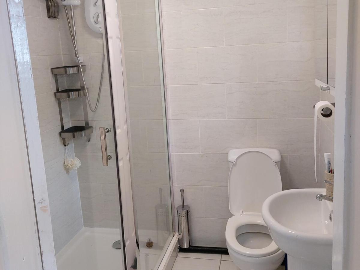 Lovely Studio-Flat With Free Parking, Free Wifi. リーズ エクステリア 写真