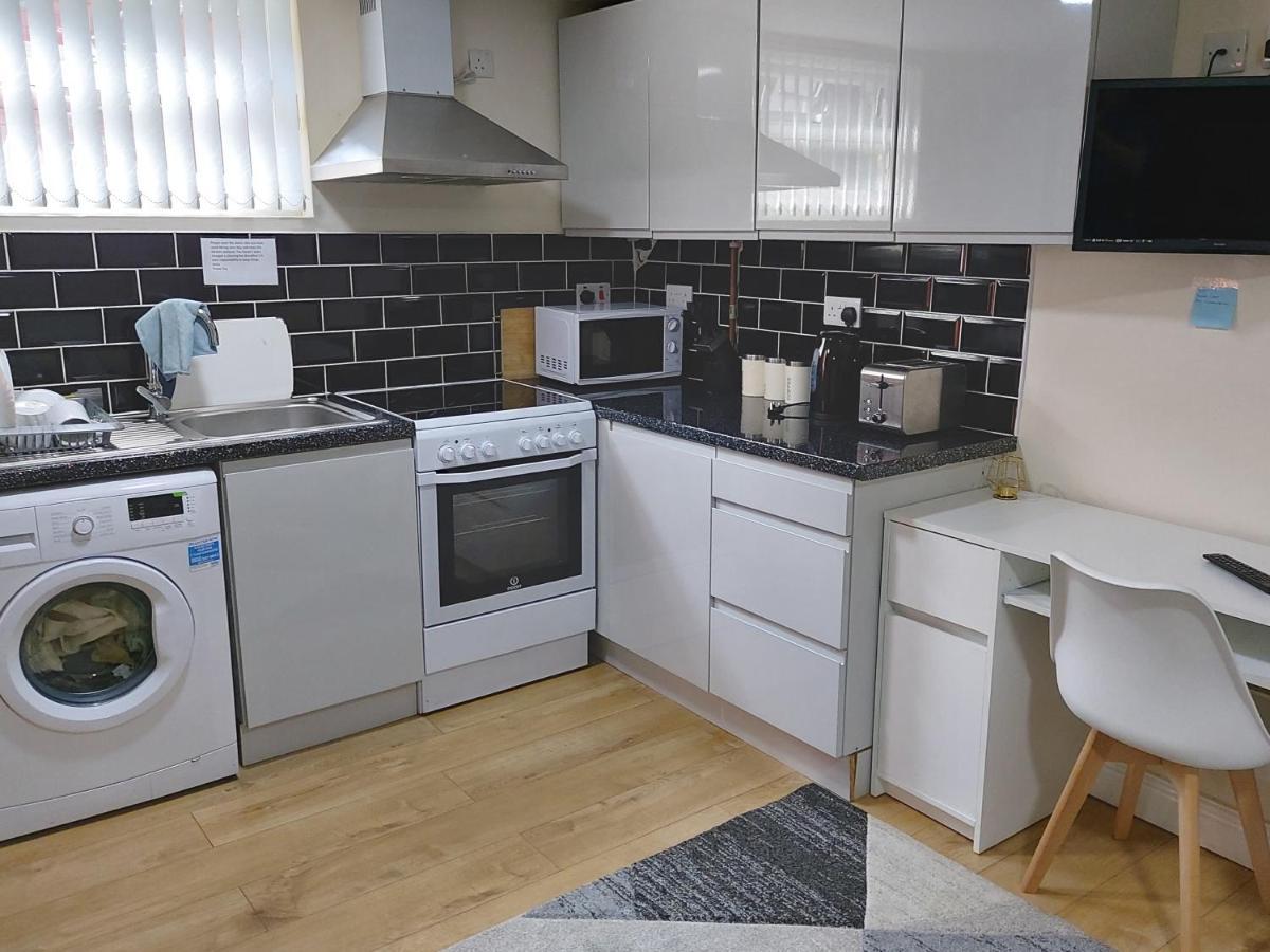 Lovely Studio-Flat With Free Parking, Free Wifi. リーズ エクステリア 写真