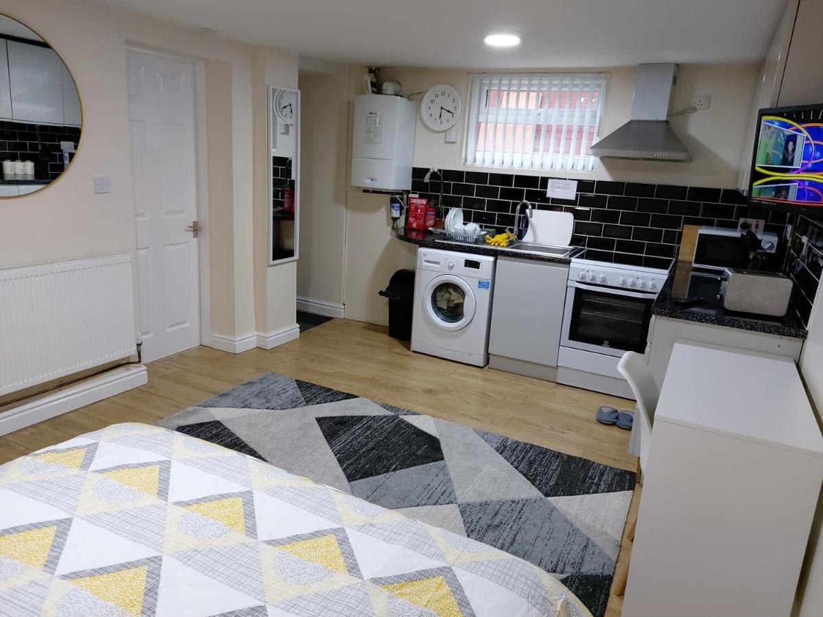 Lovely Studio-Flat With Free Parking, Free Wifi. リーズ エクステリア 写真