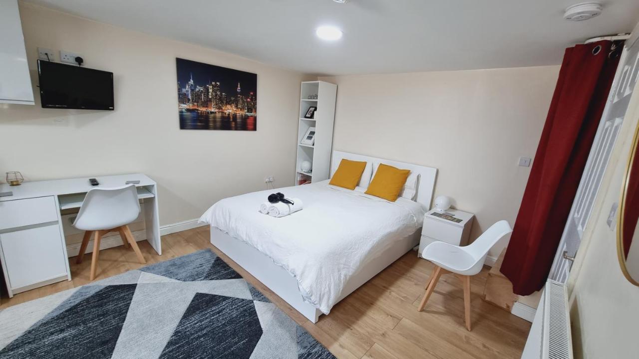 Lovely Studio-Flat With Free Parking, Free Wifi. リーズ エクステリア 写真