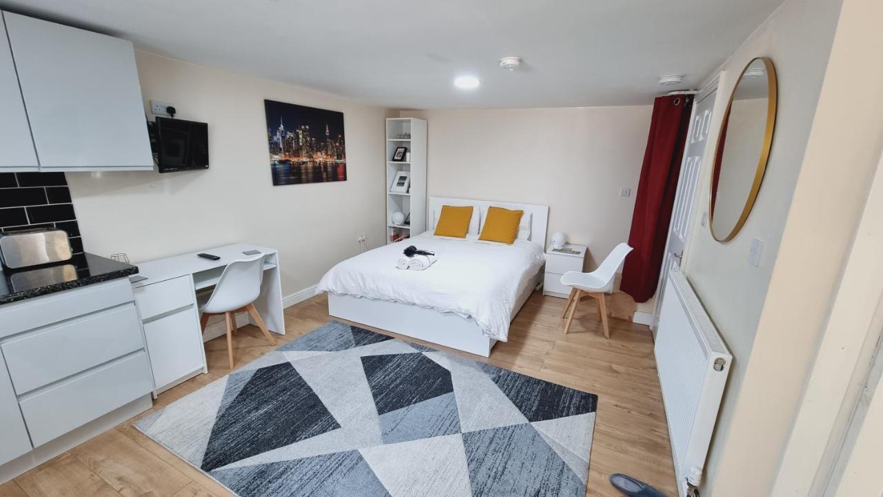 Lovely Studio-Flat With Free Parking, Free Wifi. リーズ エクステリア 写真