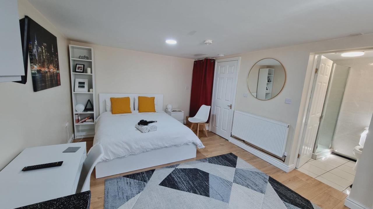 Lovely Studio-Flat With Free Parking, Free Wifi. リーズ エクステリア 写真