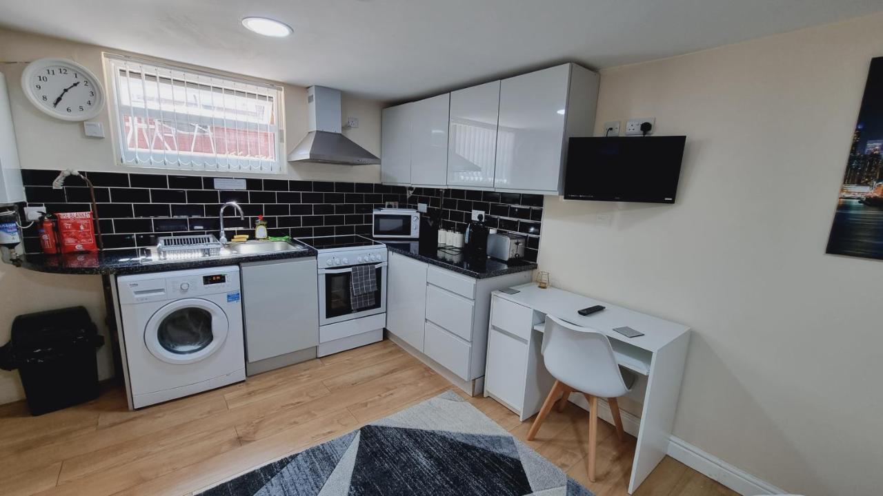 Lovely Studio-Flat With Free Parking, Free Wifi. リーズ エクステリア 写真