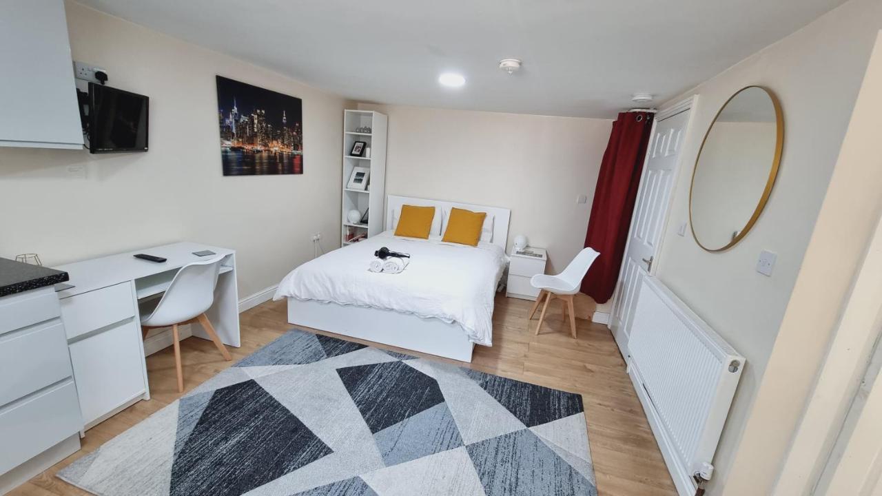 Lovely Studio-Flat With Free Parking, Free Wifi. リーズ エクステリア 写真