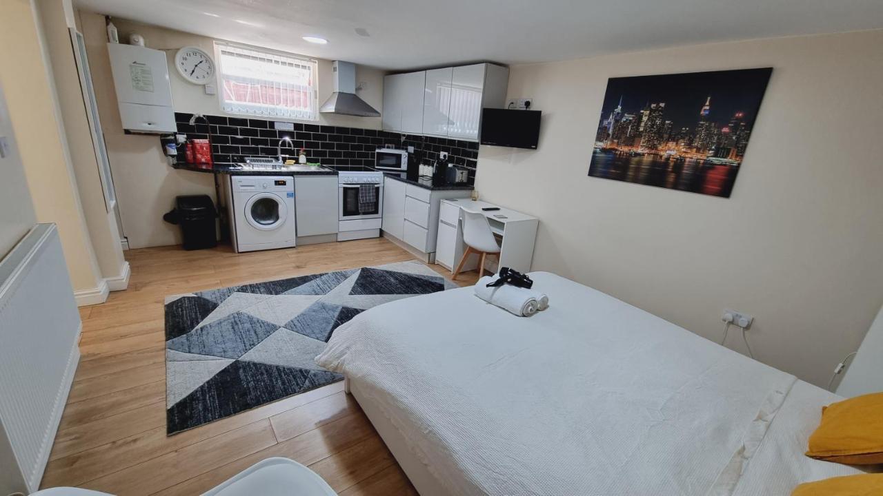 Lovely Studio-Flat With Free Parking, Free Wifi. リーズ エクステリア 写真