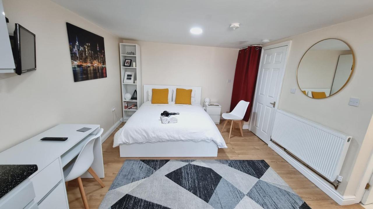 Lovely Studio-Flat With Free Parking, Free Wifi. リーズ エクステリア 写真